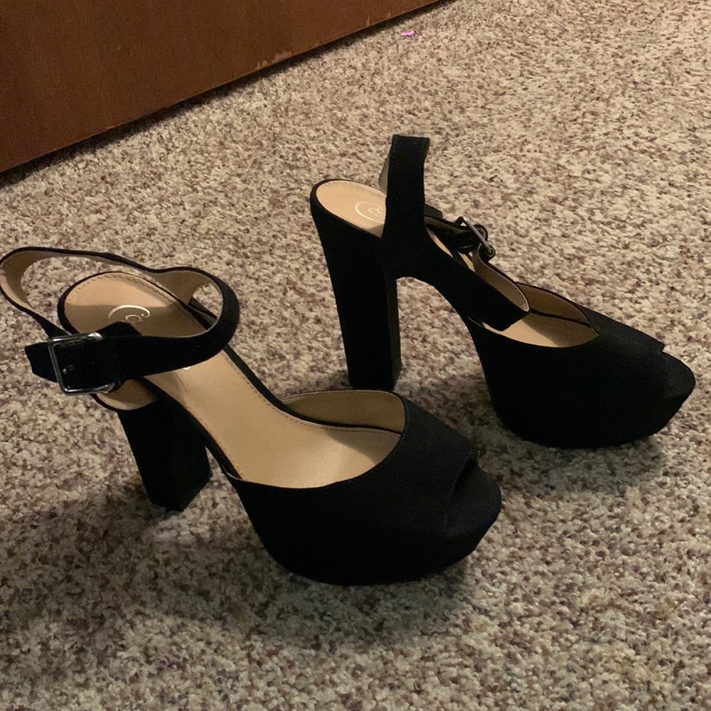 Black peep toe pumps 🖤